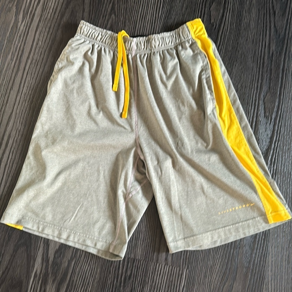 🍍NIKE DRI-FIT LIVESTRONG SIZE MED SHORTS🍍POCKETS🍍